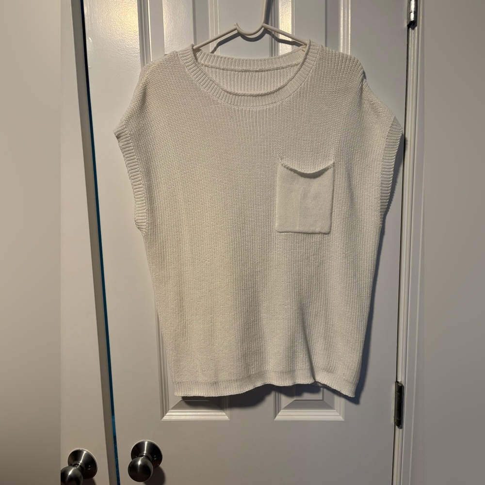 White Knit Sleeveless Sweater with Pocket